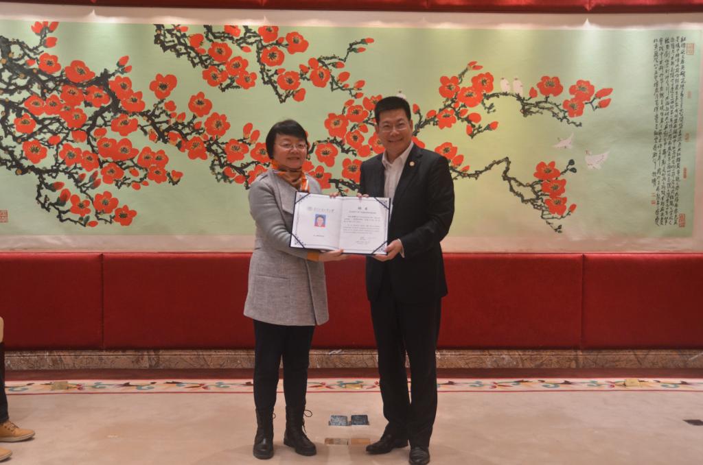 仲伟合校长为穆雷颁发聘书