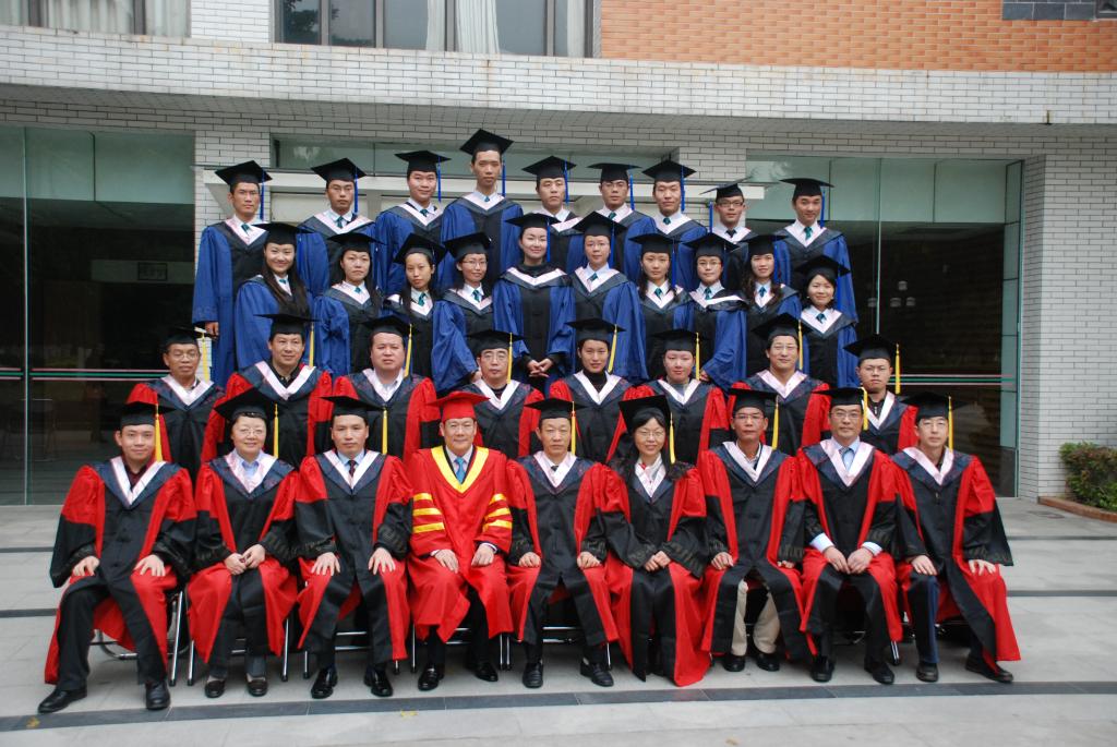 首届翻译专业硕士(MTI)毕业照