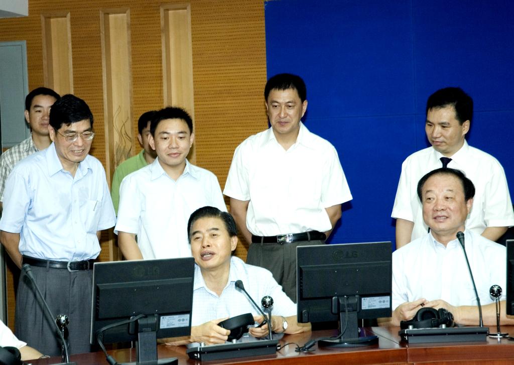 2009年教师节黄华华等省领导观摩学院同声传译课