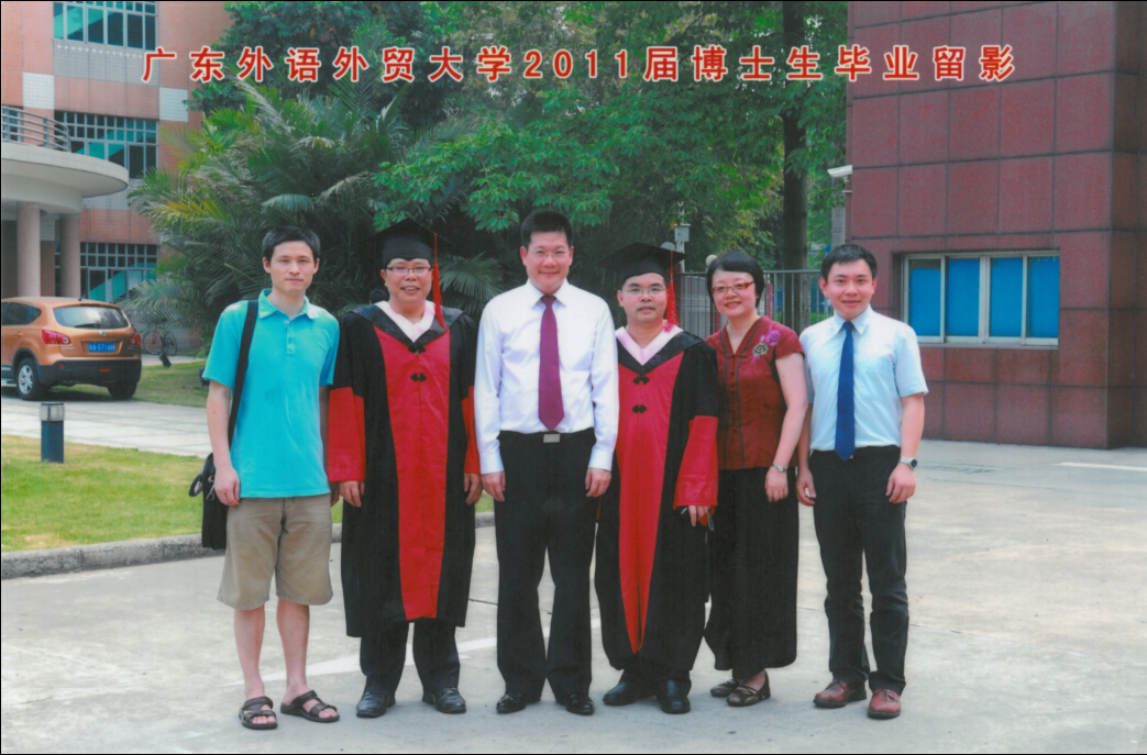 首届翻译学博士生毕业照