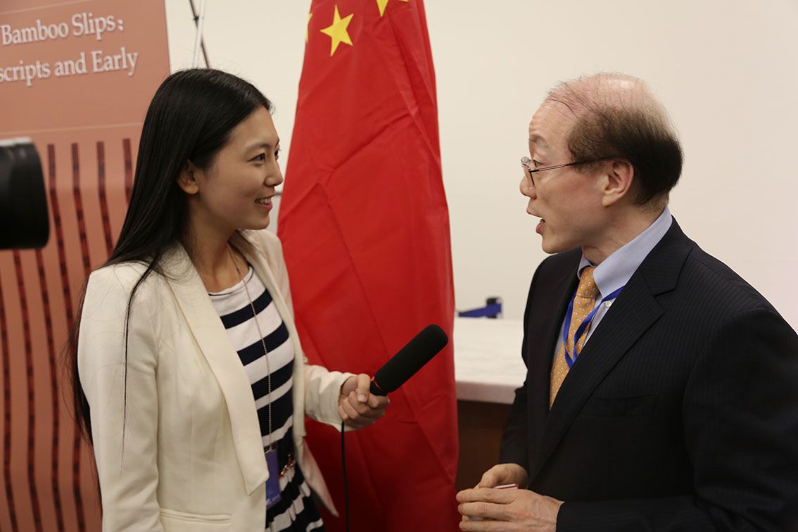 王蕙仪在联合国采访中国常驻联合国代表刘结一大使