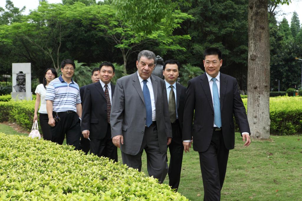 沙班副秘书长在校园考察