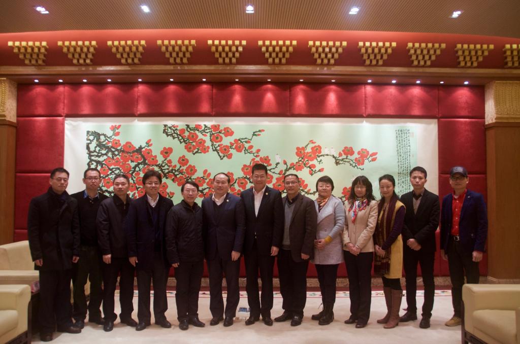 仲伟合校长、阳爱民副校长与受聘学者合影