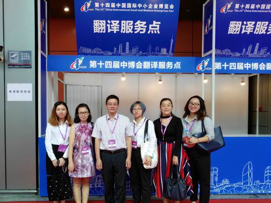 领导与实习学生代表合影留念