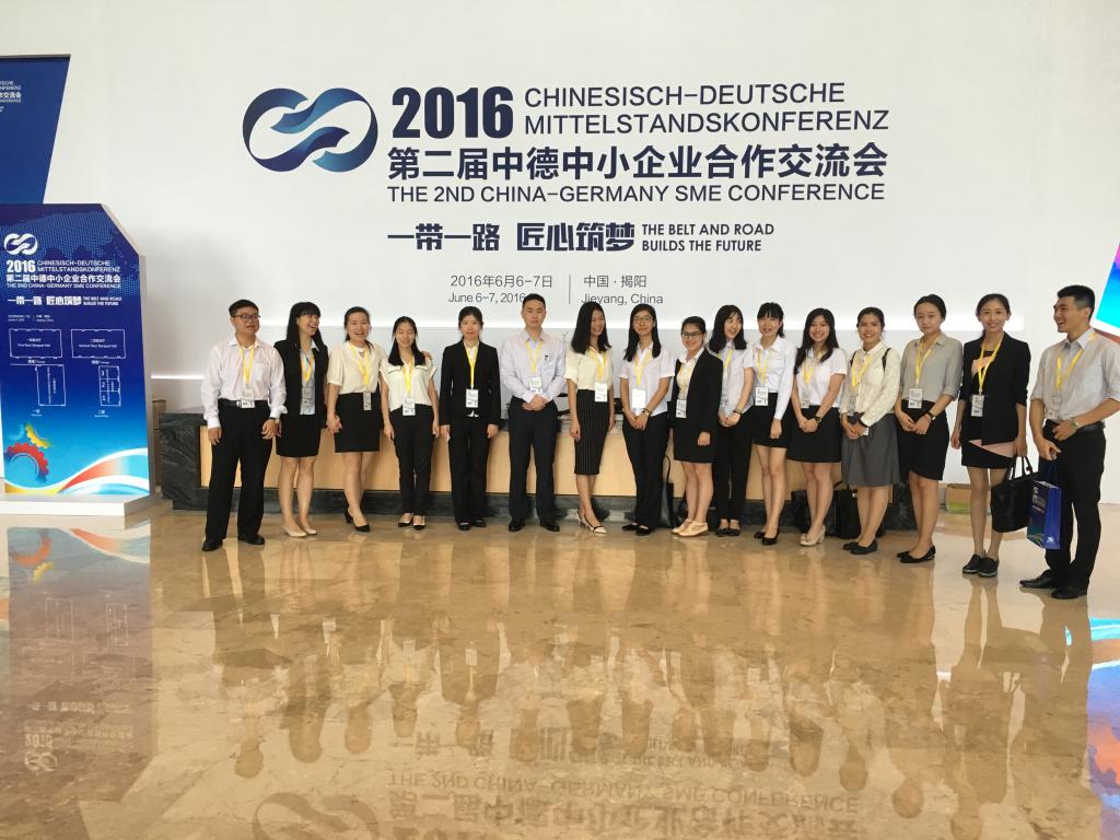 提供翻译服务的同学合影